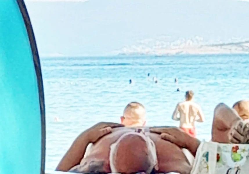 URNEBESNO Pogledajte kako se čovjek na plaži smjestio: "Nek ti kušin bude tariguz"