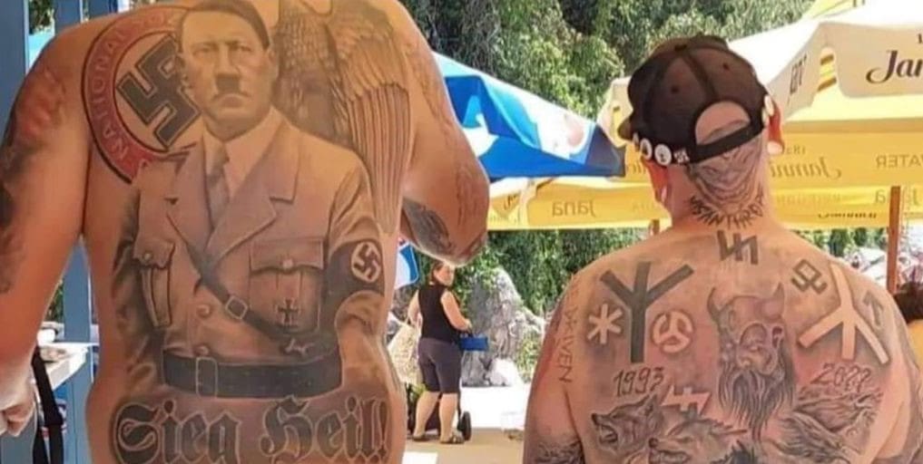 STIGLA I POLICIJA Viđeni muškarci u beach baru prekriveni tetovažama nacističkih obilježja