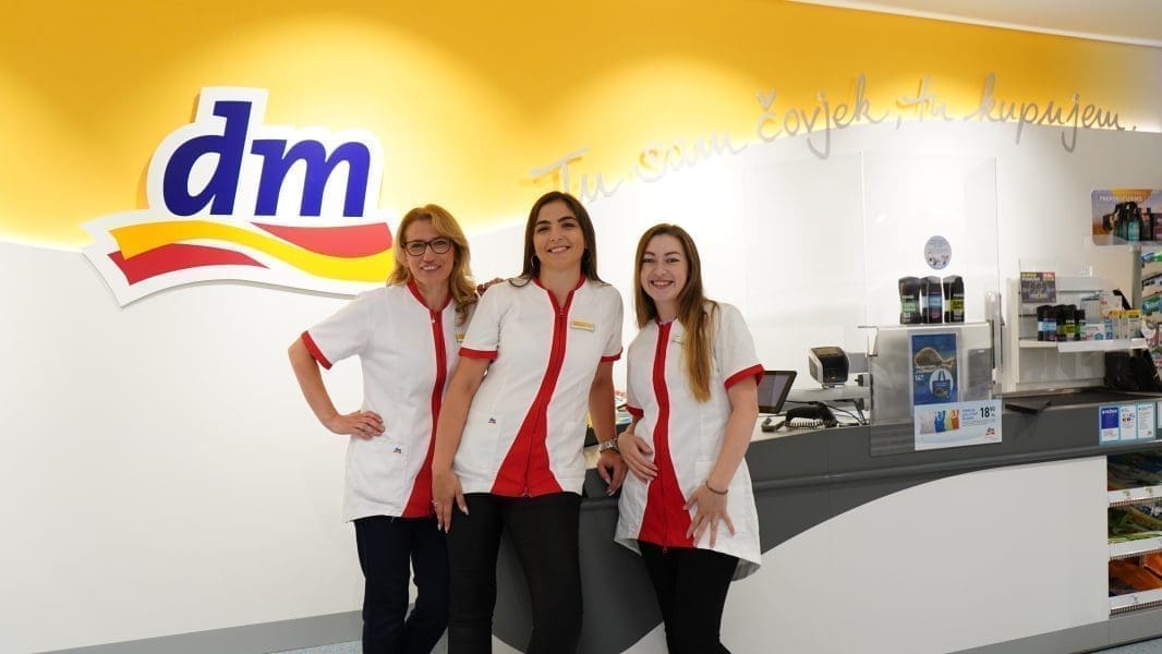 DRUGO POVEĆANJE PLAĆA U 2022. GODINI dm povećao plaće za više od 1.800 djelatnica i djelatnika