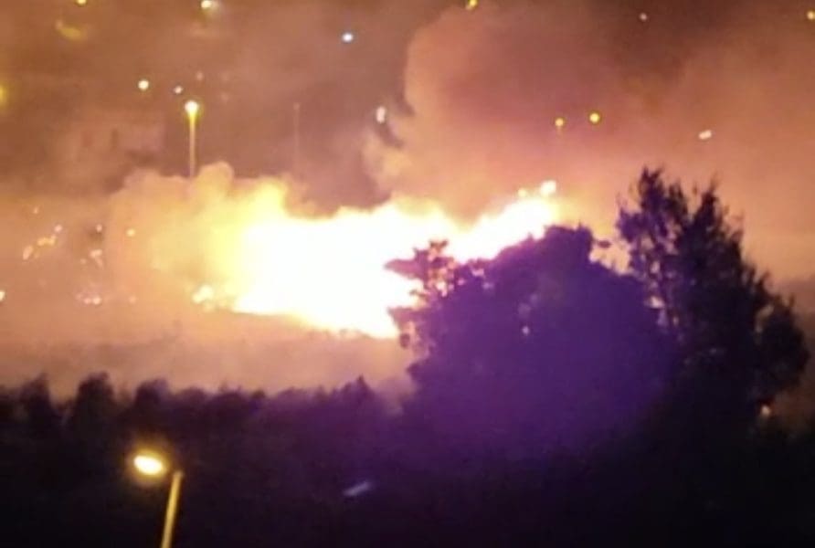 Brzom intervencijom vatrogasaca sa splitskog područja ugašen požar ispod brze ceste Solin - Klis