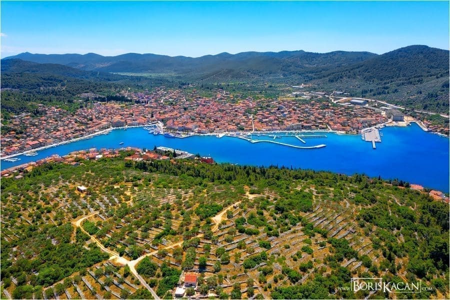 NASAMARIO TURISTA NA KORUČULI Jedni se smiju ovoj šali, a drugi se zgražaju! Pogledajte video