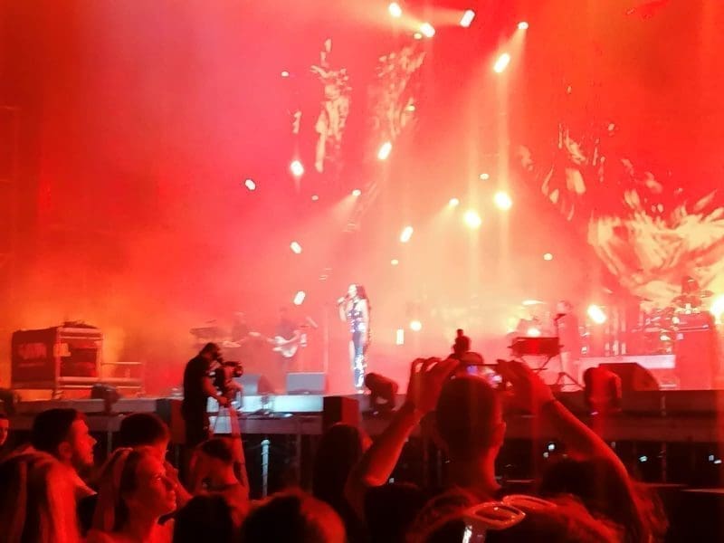 BILO JE JAKO ŽESTOKO Srpska pjevačica Aleksandra Prijović nastupila na Parku mladeži. Pogledajte kako mladi pjevaju u glas njezine hitove...