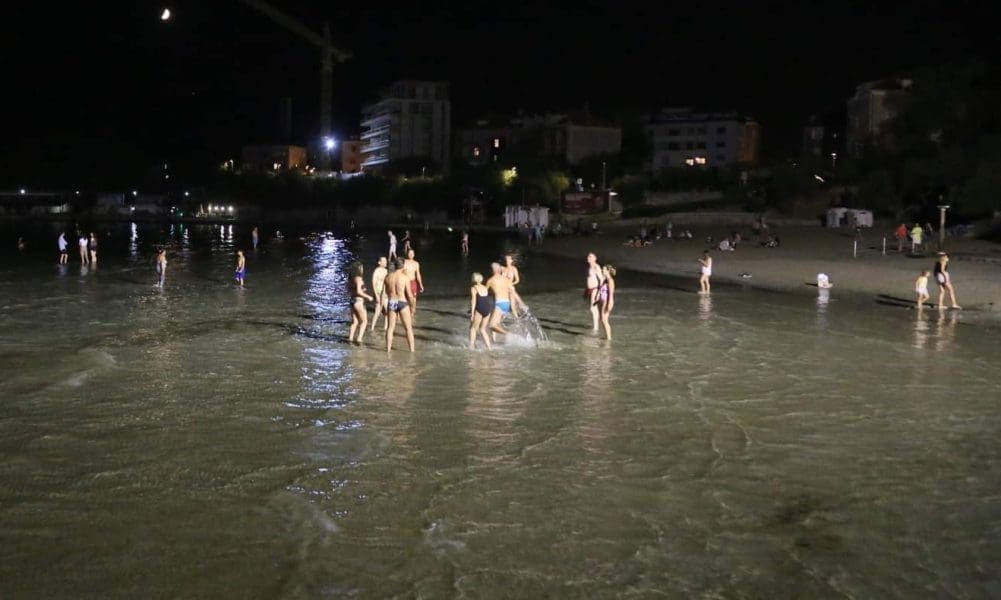 SPAVA LI ITKO? Vrela dalmatinska noć, temperature iza ponoći i iznad 30 stupnjeva! Bačvice pune kao da je dan