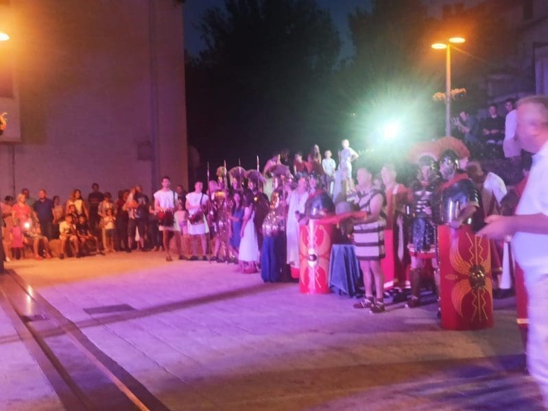 DANI ALKE I VELIKE GOSPE U Sinju nastao pravi šušur: Igrala se utakmica između Delmata i Rimljana, a okupljene je "zapalila" trbušna plesačica