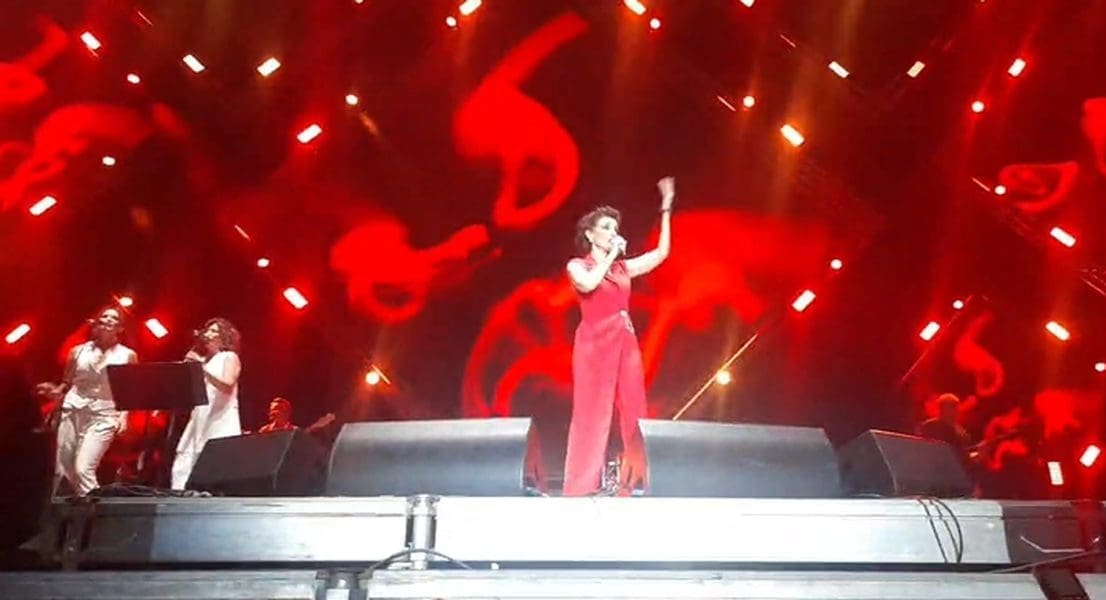 ORI SE PJESMA, SPLIT ODJEKUJE! Doris Dragović rasplesala tisuće gostiju, zapjevala svima poznatu pjesmu. Evo najnovijih fotografija i video zapisa...