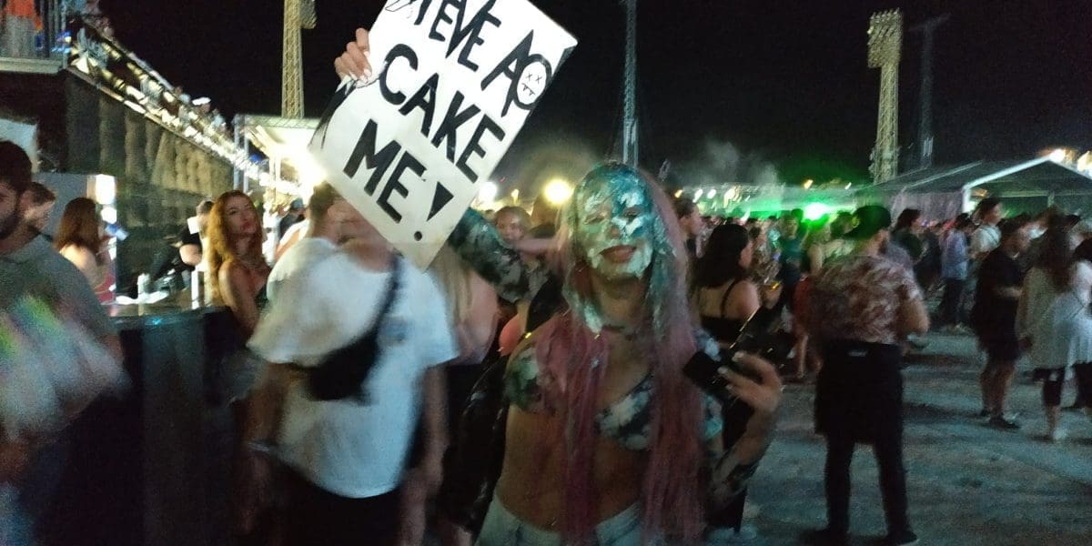 Ela Jerković došla na Ultru pa s pozornice dobila - tortu u glavu!