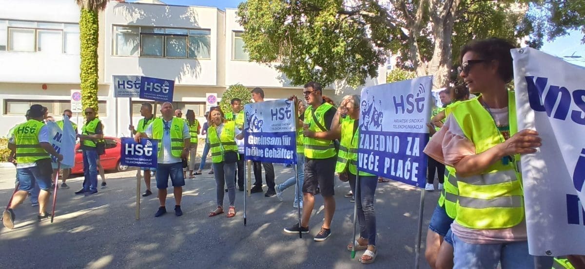 STOTINJAK RADNIKA HT-a PROSVJEDOVALO U SPLITU Svoje nezadovoljstvo izrazili su transparentima: "70 posto radnika HT-a ima plaću manju od Hrvatskog prosjeka"