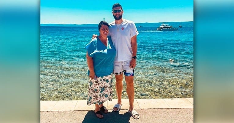 "Bosanska zvijer" stigla na Hvar! Na ljetovanje poveo majku