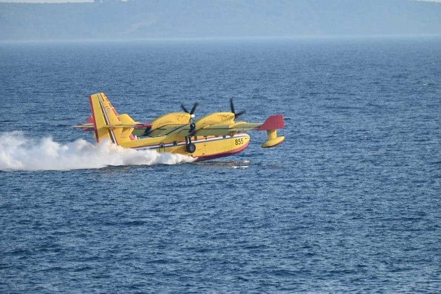 POŽAR U DUGOPOLJU GASI KANADER Kovačević: "Nadamo se da ćemo do večeri ugasiti požar"