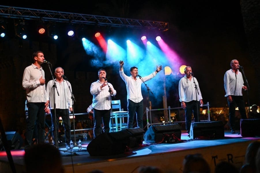 Tomislav Bralić i klapa Intrade novom pjesmom oduševili splitsku publiku