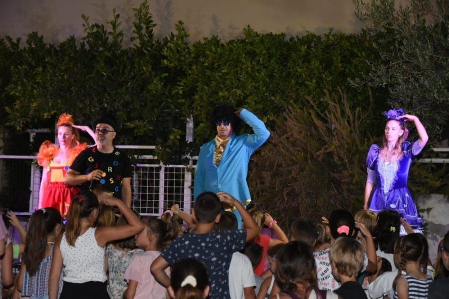 RADOST I SREĆA ZA KLIŠKU DJECU Održana predstava "Mini disco" u izvedbi Čarobnih animatora