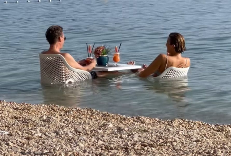 MOŽE LI SE UOPĆE OHLADITI U MORU OD 28 STUPNJEVA? Ovaj par se "usidrio" na gradskoj plaži i uživao rijetku pogodnost
