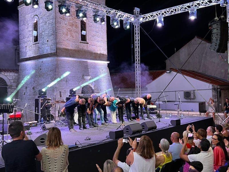 Završio je drugi koncert u Oliverovoj Veloj Luci: publika na nogama, aplaudirala i zaplesala uz pjesmu "The Best"