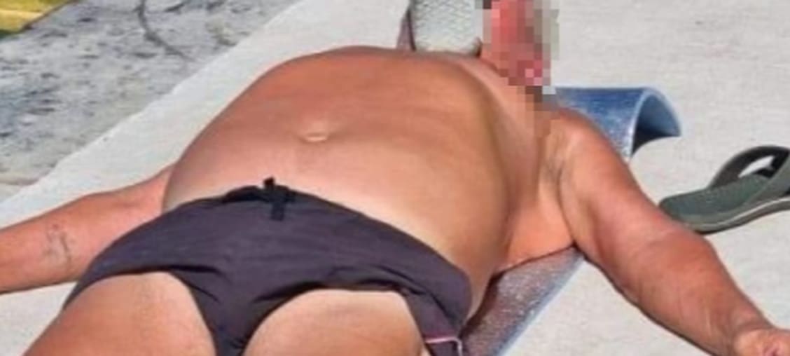 TOTALNI URNEBES U DALMACIJI Masovno se dijeli nevjerojatna fotografija starijeg čovjeka s plaže: "Em miriše, em štiti, stavi na nos šlapu i ti..."