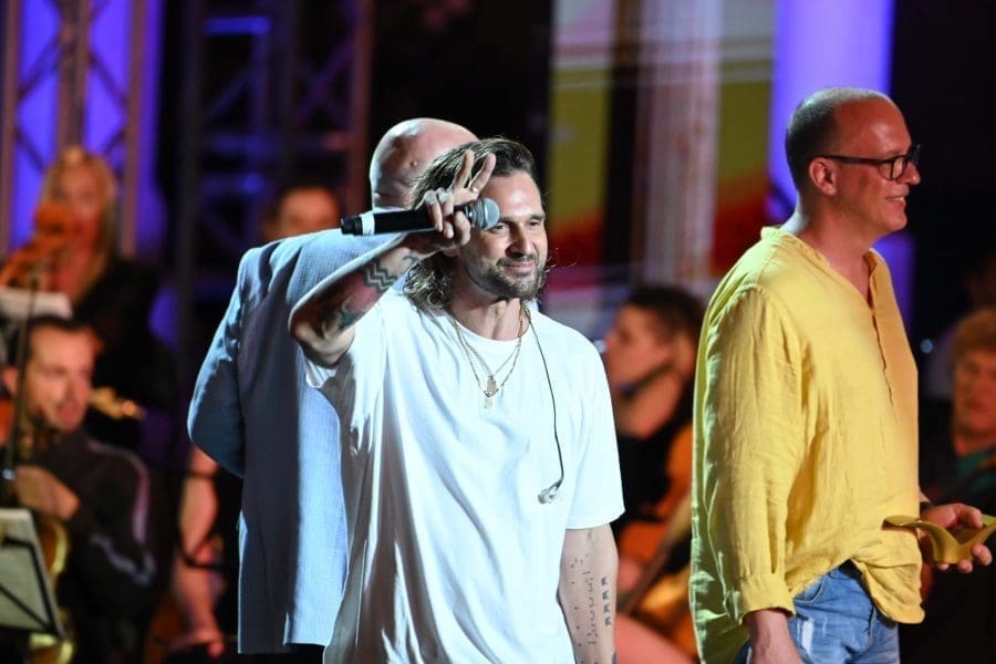 NIJE MOGAO PROĆI NEZAPAŽENO Nižetić izašao u vrlo neobičnoj modnoj kombinaciji, sviđa li vam se?