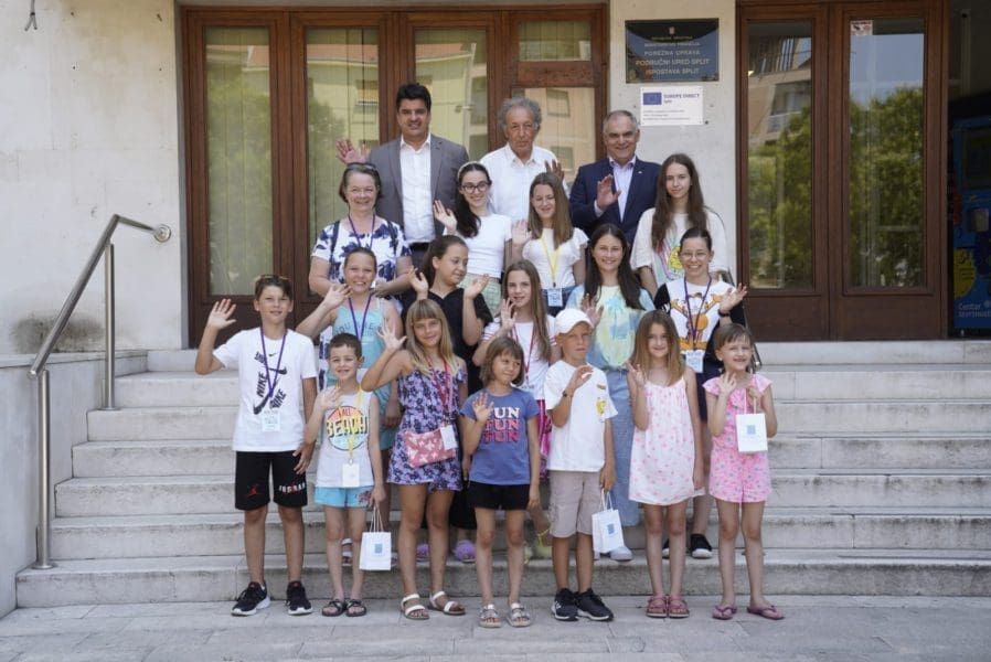 ŽUPAN BOBAN PRIMIO ORGANIZATORE I SUDIONIKE MALOG SPLITA: "Zadovoljstvo je biti u društvu budućih Graša, Danijela, Severina,..."