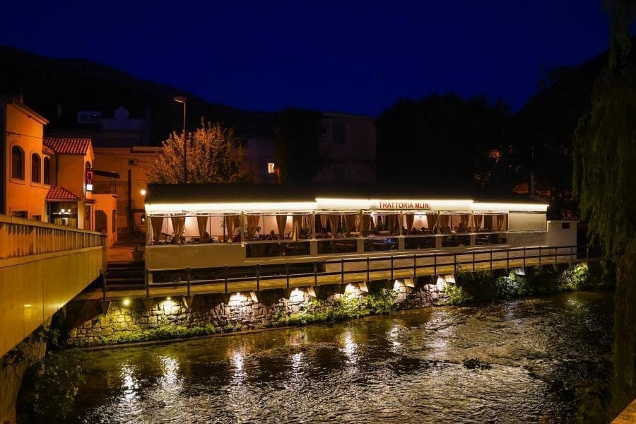 ČAROBNI AMBIJENT UZ RIJEKU ŽRNOVNICU Trattoria Mlin ima više od 40 godina obiteljske tradicije u pripremi jela u starom mlinu čiji ostaci pričaju višestoljetnu povijest