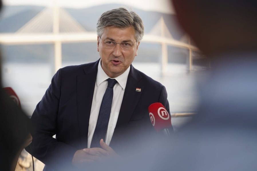 NIJE IM OSTAO DUŽAN Plenkovića dočekali bećarcem: "Evo nama našeg dragog gosta. Siš'o Andrej s Pelješkoga mosta."