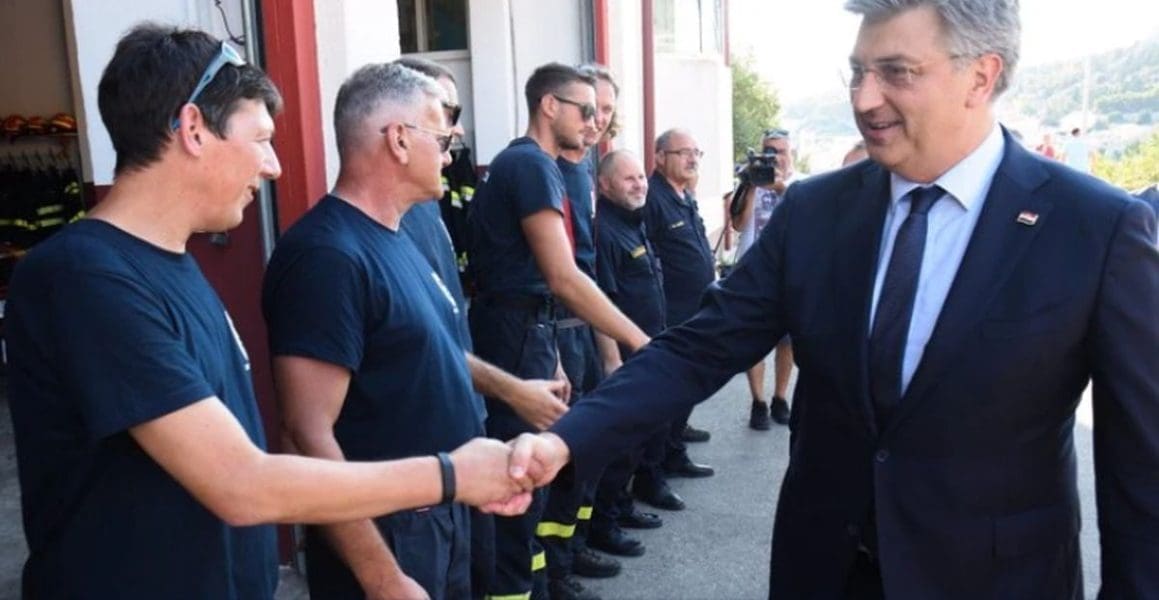 Premijer Plenković posjetio vatrogasce na Hvaru
