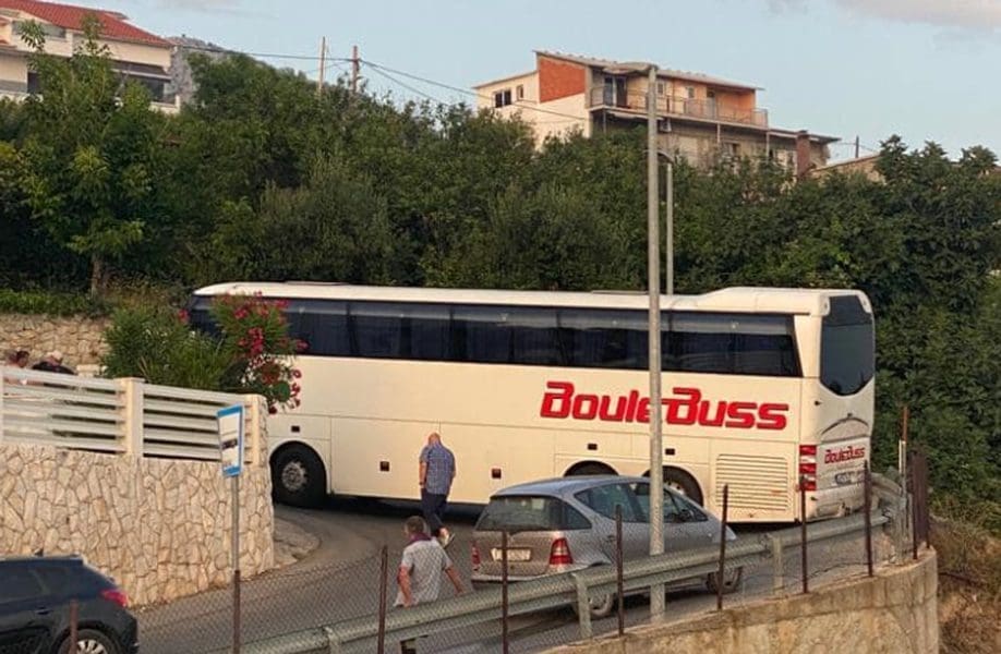 NI GOLJE, NI DOLJE! Nevjerojatni prizori nadomak Splita, autobus zapeo i potpuno 'zakrčio' promet: "Nitko ne može proći"