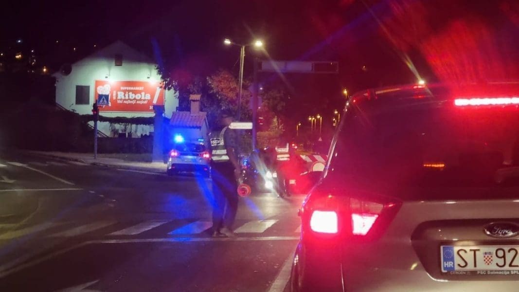 ZATVORENA CESTA U CETINSKOJ KRAJNI Puknuće magistralne vodovodne cijevi izazvalo probleme, na terenu su nadležne službe i policija