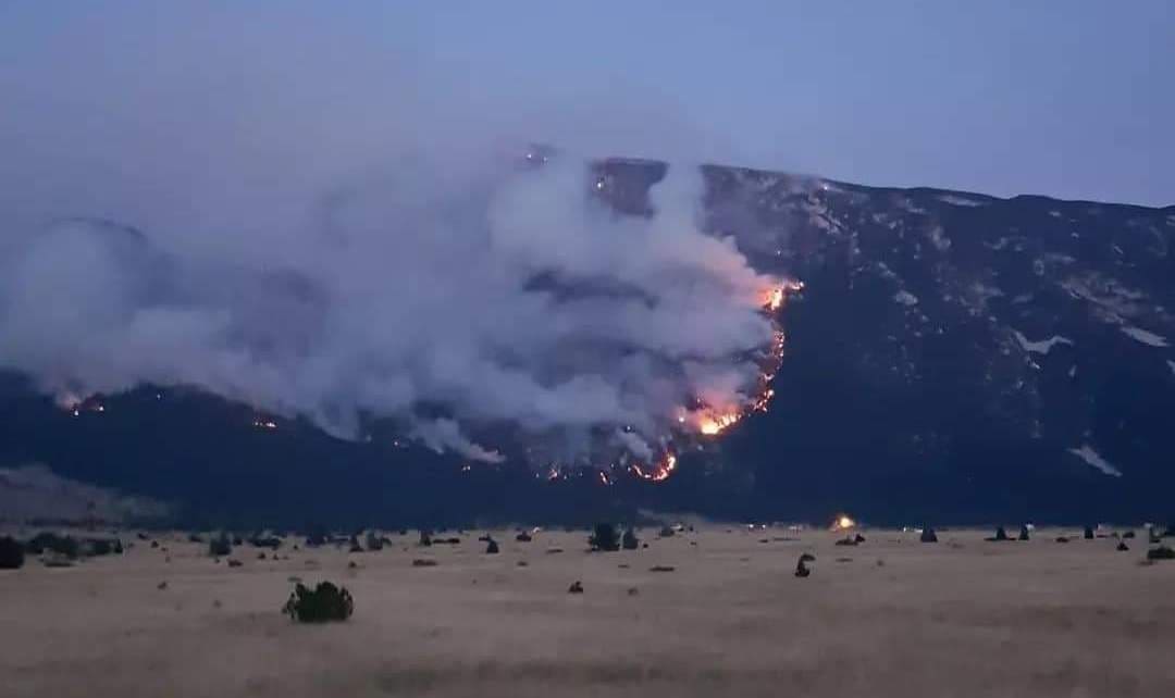 (VIDEO) BLIDINJE U PLAMENU Veliki požar se i dalje nekontrolirano širi, ugrožene i vikendice