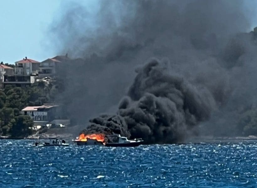 NOVA DRAMA NA MORU U DALMACIJI Zapalila se brodica, potonula je. Spašeno sedam brodolomaca