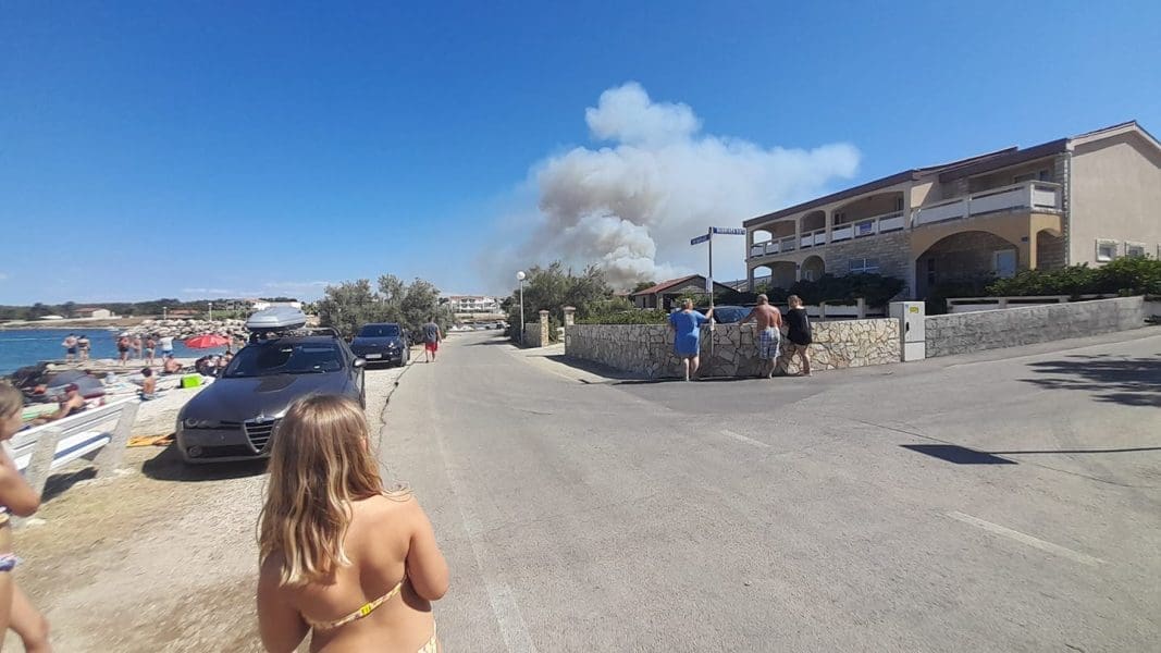 VELIKI POŽAR NA DALMATINSKOM OTOKU Dva kanadera pomažu zemaljskim snagama: "Obranili smo kuće"