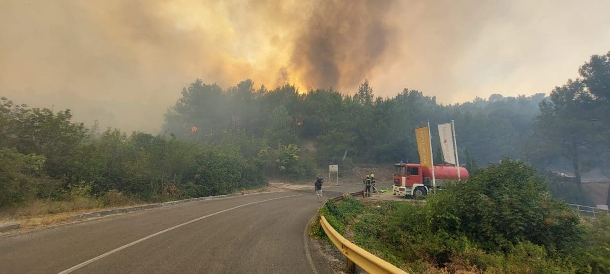 POŽAR JE I DALJE AKTIVAN Na terenu je oko 350 vatrogasaca. Ovo je najnovije stanje