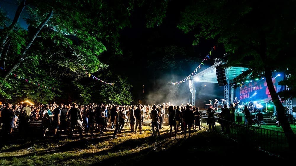 SPAS OD VRUĆINE I GUŽVE OVAJ VIKEND POTRAŽITE NA 19. IZDANJU SARS FESTIVALA Odličan lineup, sajam gramofonskih ploča, kamp, art and wine...