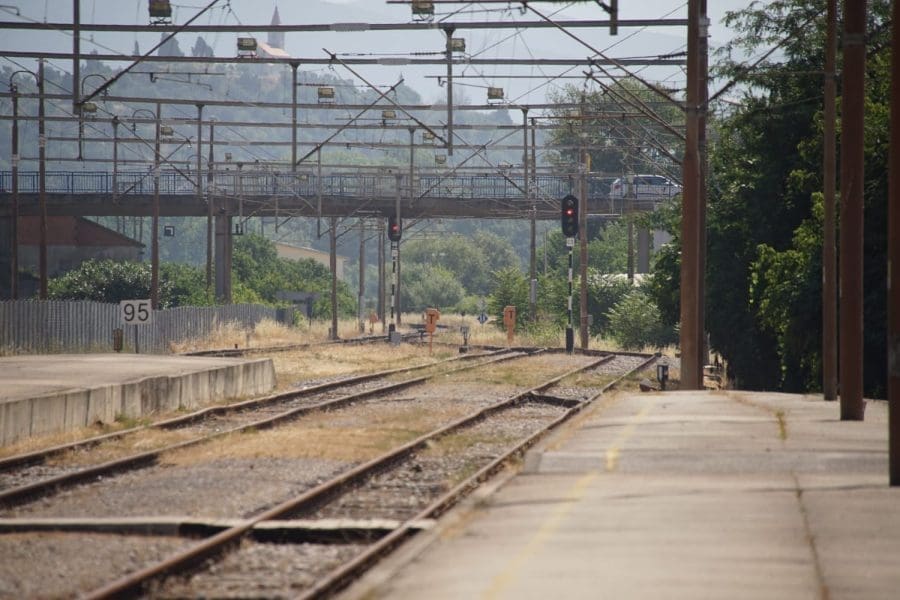 HŽ o naletu vlaka na kombi: "Vlak je zaustavljen, a onda je došlo do samopokretanja"