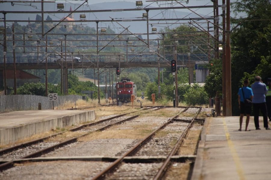 VLAK PREŠAO PREKO MUŠKARCA Ležao je između tračnica