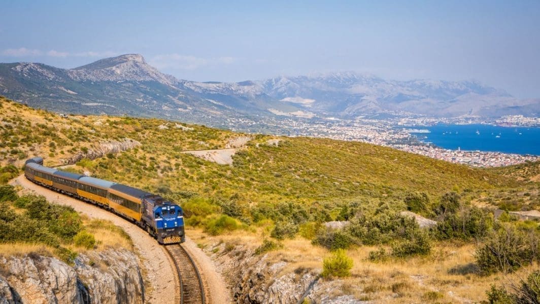 PRVI SEZONSKI NOĆNI VLAK IZ OSIJEKA STIGAO U SPLIT Predsjednik Uprave komentirao kašnjenje vlaka: "Nisam ni ja zadovoljan s ovim što nam se dogodilo"