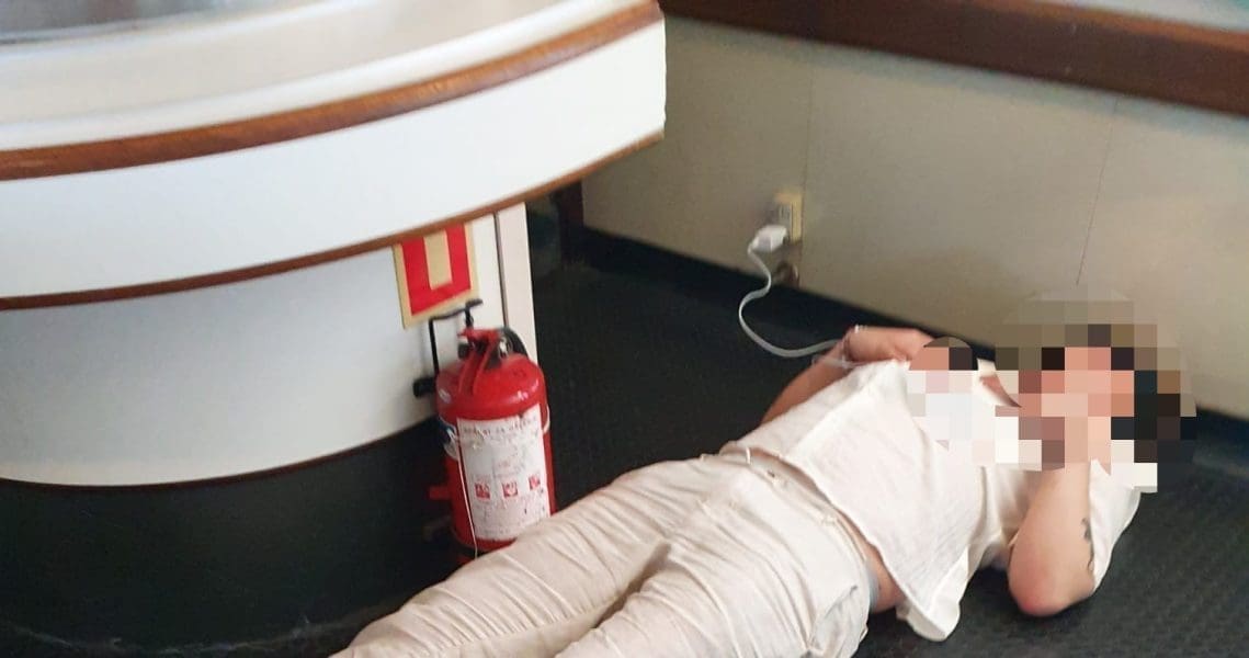 SPAVA KAO "ZAKLAN" Pogledajte gdje je ovaj muškarac zaspao na trajektu, putnici zgroženi