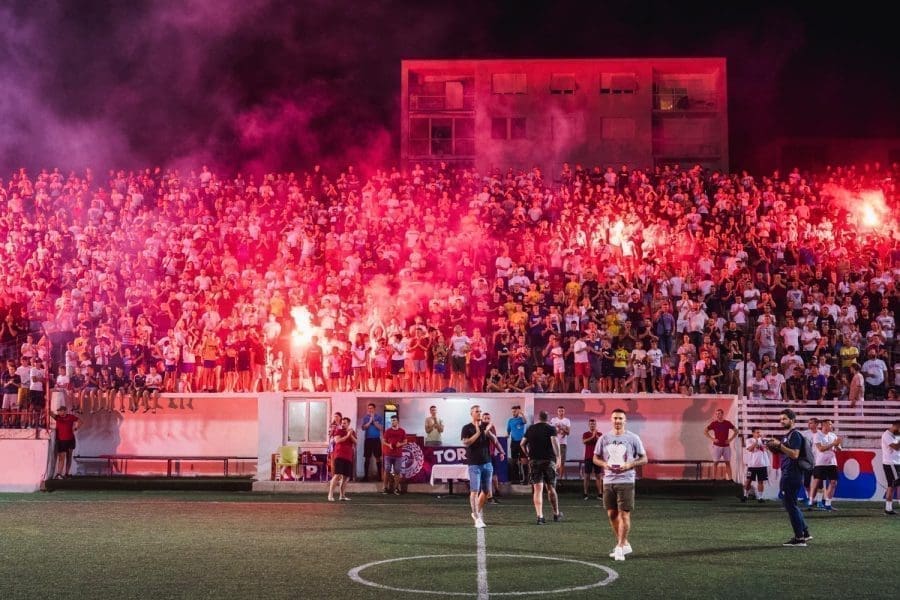 SPEKTAKL U VUKOVARSKOJ Pogledajte veličanstvene trenutke kada je Livaji uručeno 'Hajdučko srce'!