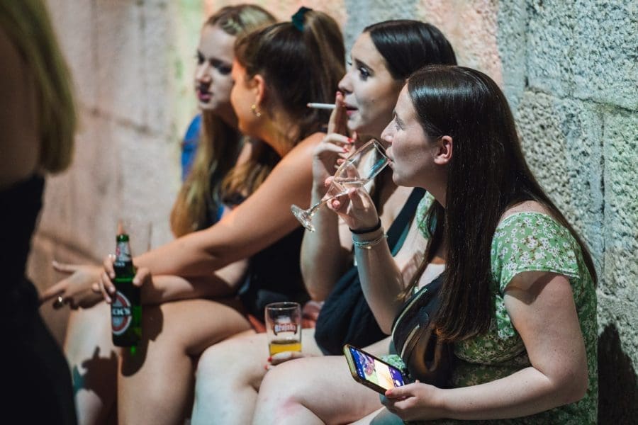 Alkoholizirani gosti noću preuzimaju splitske ulice. Šuta: "Primjereno bi bilo maksimalno do 8 sati što se tiče alkoholnih pića! Držim da nije primjereno da to bude uopće u samoj Marmontovoj ulici..."