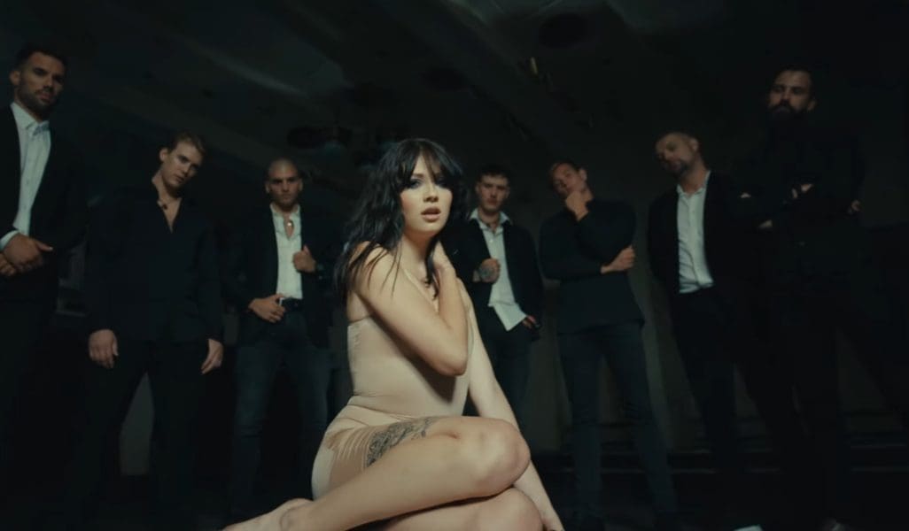 Neprepoznatljiva Mia Negovetić: Nikad provokativnija pjevačica objavila spot i pokazala dramatičan imidž