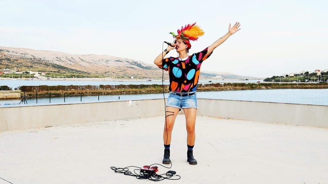 Pjesma "Sanjam cajke" u izvedbi mlade hrvatske glazbenice