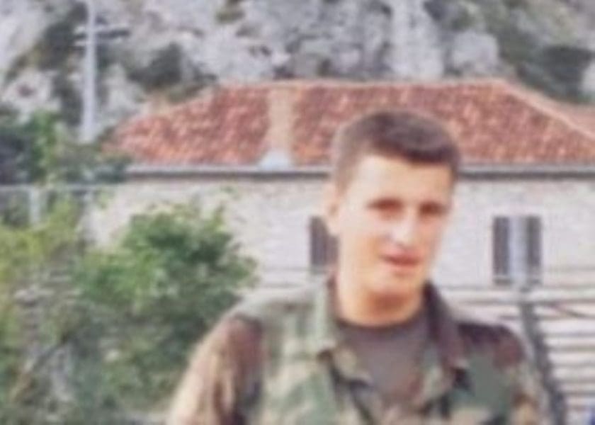 PREPOZNAJETE LI OVOG GRADONAČELNIKA? Objavio sliku iz Domovinskog rata