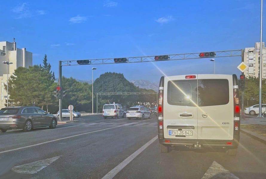 VOZAČI OPREZ! Sudarili se auto i motor u Splitu u Ulici Domovinskog rata. Jedna osoba hitno prebačena u KBC Split