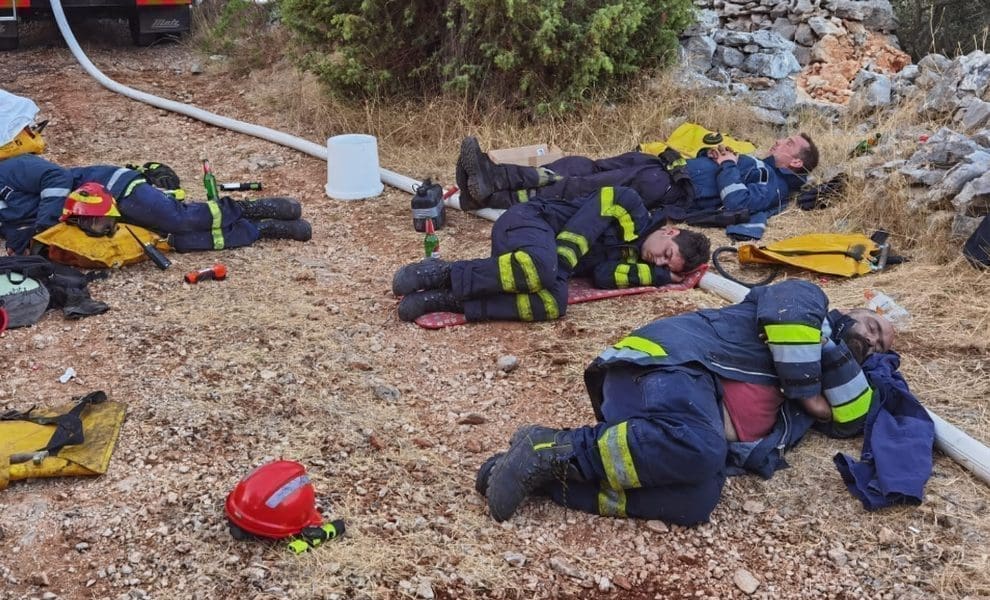 PRIZORI KOJI DIRAJU U SRCE Vatrogasci 'popadali' na tlo i zaspali uz požarište: "Više od 12 požara u zadnjih sedam dana"