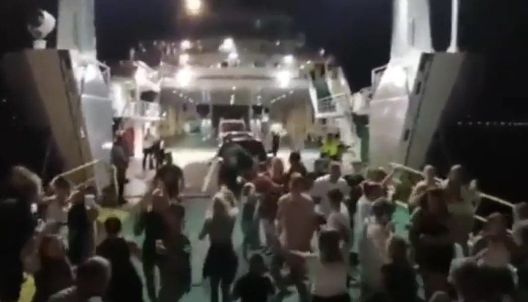 OVO MOGU SAMO OTOČANI Fešta se s dalmatinskog otoka premjestila na Jadrolinijin trajekt