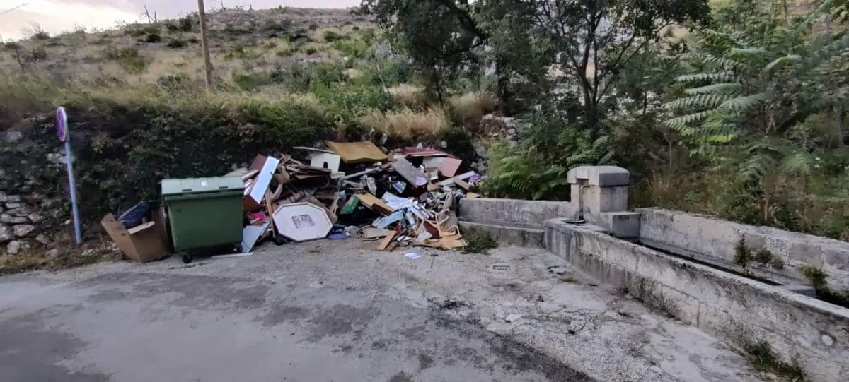 OTPAD KRAJ 100 GODINA STARE FONTANE ZGROZIO GRAĐANE Žena tvrdi: "Nismo mi došli iz Solina pa to bacili tu. Ni nama nije u interesu da smeće bude tu, ali..."