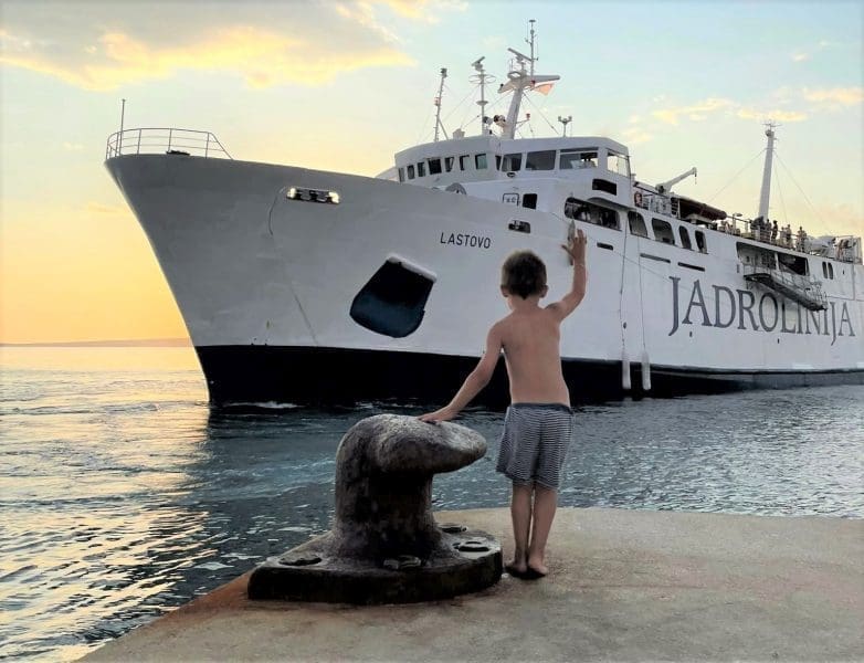 PREDIVNA PRIČA IZ DALMACIJE Četverogodišnji Hrvoje dva je mjeseca dočekivao Jadrolinijin trajekt. Ugodno su ga iznenadili