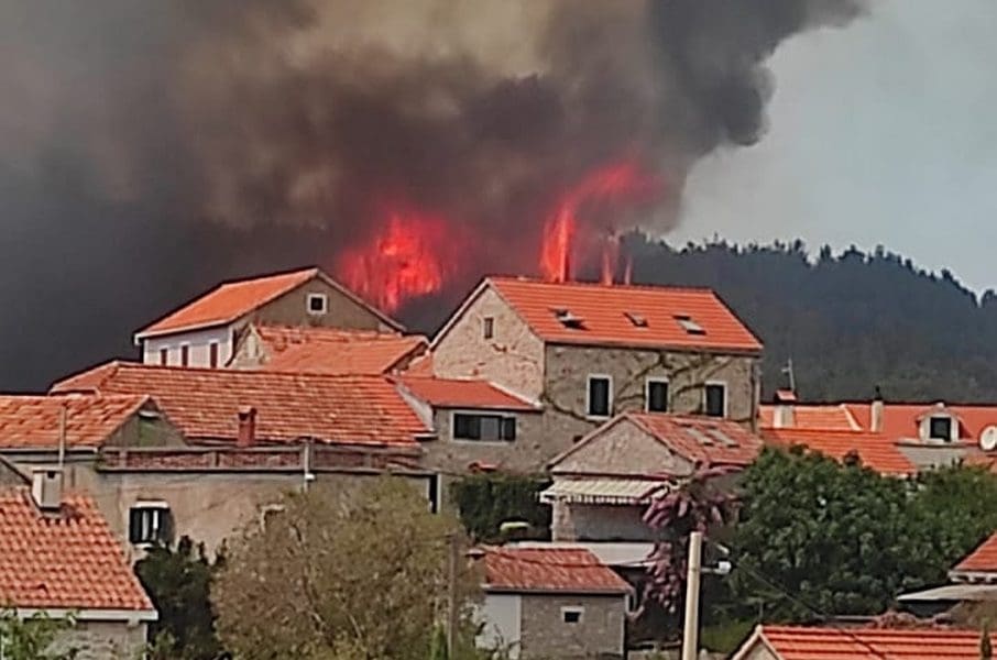 (FOTO I VIDEO) VELIKI POŽAR NA HVARU Dižu se vatrogasci s kopna, svi kanaderi u akciji: Vatra prijeti objektima?
