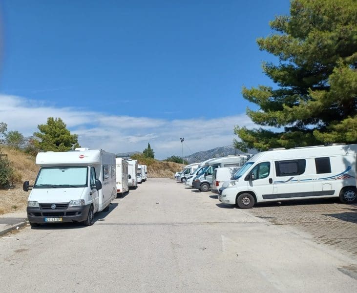 PROŠLI SU ĐABE Pogledajte kako se Turska kula pretvorila u auto-kamp: "Besplatno kampiraju, nitko ne reagira. Sramota!"