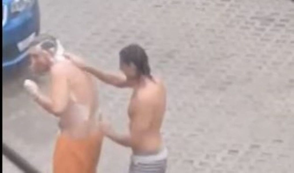 URNEBESNA SITUACIJA U SPLITU Pogledajte kako se muškarac tušira na kiši, drugi mu pristigao u pomoć oprati leđa