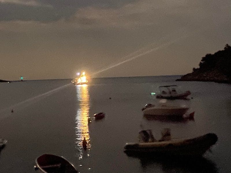 VIDEO Stanovnici zgroženi ponašanjem koća, zvali pomorsku policiju: "Ulaze u uvalu, devastiraju okoliš, svako malo bacaju otpatke i peru brod"