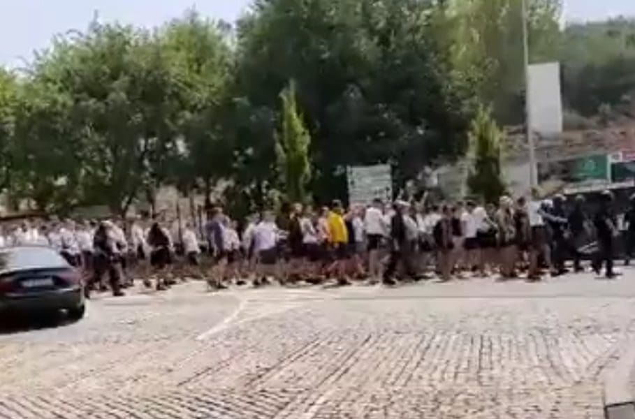 Ovako je izgledao korteo Torcide uoči utakmice, navijači Hajduka u velikom broju na dalekom gostovanju