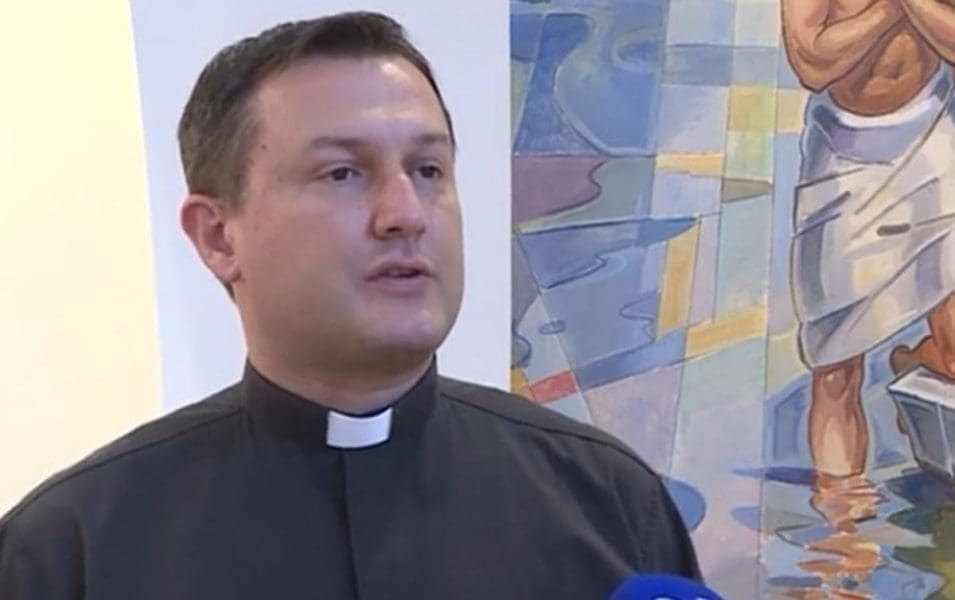 Hrvatski svećenik odbio krstiti dijete lezbijskog para: "Moja savjest je čista"